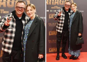 Gigi D'Alessio con la giovane compagna Denise incinta sul red carpet: sesto figlio in arrivo per il cantante, foto del pancione