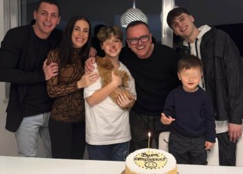 Gigi D'Alessio spegne le candeline con tutti e 5 i suoi figli, c'è anche il piccolo Francesco avuto 2 anni fa con la giovane compagna Denise: guarda