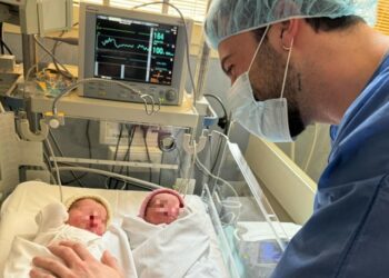 Veronica Peparini ha partorito: la prima dolcissima foto delle gemelline con papà Andreas Muller in lacrime