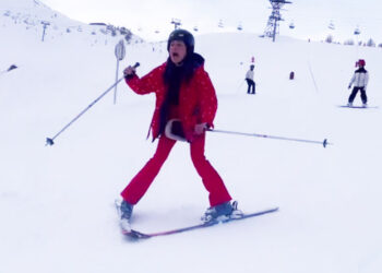 Belen Rodriguez sulla neve con gli sci ai piedi non sembra a suo agio