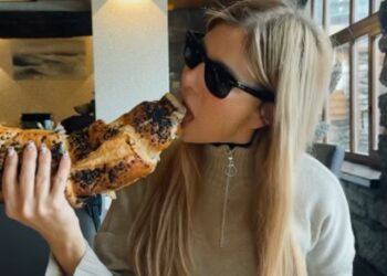 Chi altro vorrebbe fare colazione con un cornetto al cioccolato gigante come Clizia Incorvaia? 