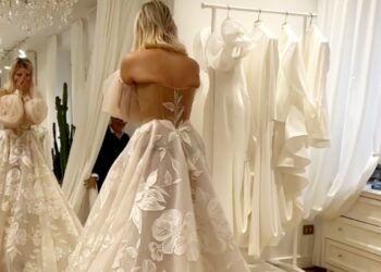 Clizia Incorvaia commossa e in lacrime alle prove dell'abito da sposa