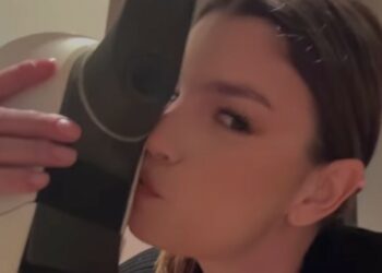 Trovate qualcuno che vi ami come Emma Marrone ama la sua scopa elettrica!