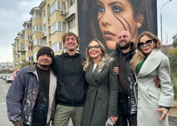 Ornella Muti a Mosca resta sconvolta davanti al suo murales