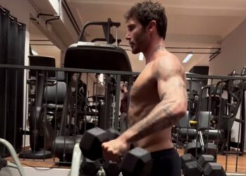 Stefano De Martino mostra il suo allenamento esplosivo in palestra