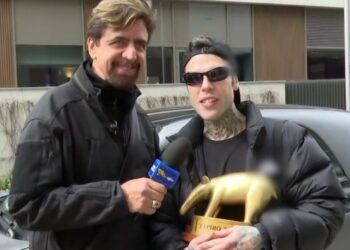 ''Non voglio fare la lotta nel fango'': Fedez riceve un altro Tapiro d'Oro e parla anche del presunto bacio con un'altra a Parigi