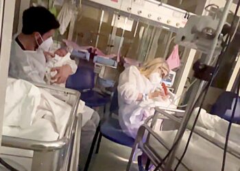 Le gemelle neonate di Veronica Peparini e Andreas Muller ancora in terapia intensiva, i neo genitori le cullano e nutrono: le tenere immagini