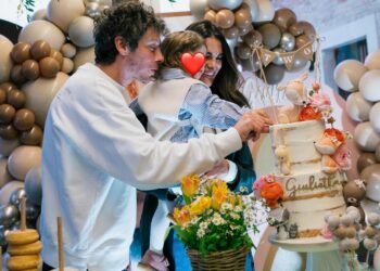 La figlia di Valentino Rossi compie 2 anni: l'ex pilota tenerissimo con la piccola al party di compleanno di Giulietta, foto