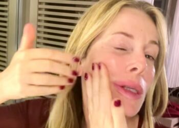 Alessia Marcuzzi mostra come si fà l'automassaggio anti rughe al viso