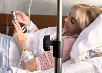 ''Ho visto tutto il cesareo, Veronica è un supereroe'': Andreas Muller pubblica la prima foto della Peparini dopo il parto gemellare a 53 anni