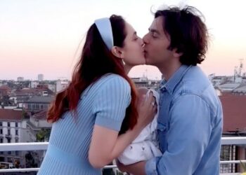 Miriam Leone con look anni '60 spegne 39 candeline sulla terrazza del suo attico milanese col figlio neonato Orlando e il marito Paolo: guarda