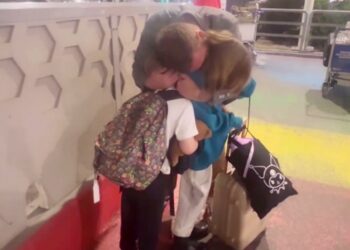 Daniele De Rossi riabbraccia i figli e la moglie dopo il loro viaggio di 18 giorni in Giappone