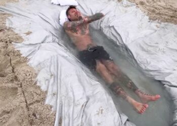 Fedez a Miami con il personal trainer prova l'esperienza della vasca di ghiaccio in spiaggia