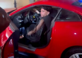 Federico Fashion Style arriva all'evento in Ferrari accolto come una star da decine di fan