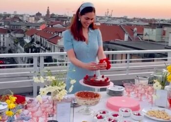 Miriam Leone festeggia il compleanno a Milano con un look anni '60