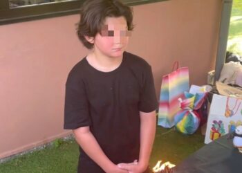 Santiago De Martino festeggia 11 anni con mamma Belen e papà Stefano al parco