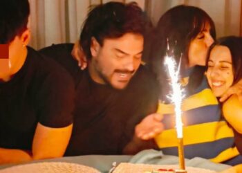 Ambra Angiolini spegne 47 candeline sulla torta abbracciata all'ex Francesco Renga: la foto in famiglia, nessuna traccia di Bosca
