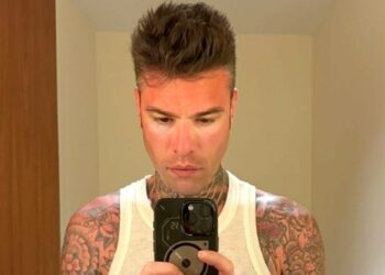 ''Sembro un istruttore di sci'': Fedez in vacanza a Miami si brucia la pelle dimenticando di mettere la crema solare, lo scatto