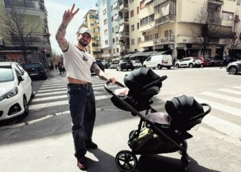 ''Le nostre prime passeggiate insieme'': Andreas Muller in giro con le gemelle in 'crop top', indumento tipicamente femminile: guarda