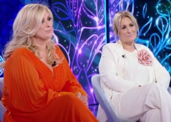 Tina Cipollari in tv con la sorella Annarita: le due parlano dei argomenti intimi della loro famiglia, guarda