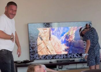 Francesco Totti si diverte a giocare a casa con la figlia Isabel e il bambino della sua compagna Noemi Bocchi: guarda