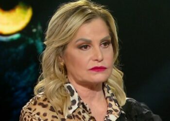 ''Non mi guardo mai allo specchio, non mi piaccio'': Simona Ventura parla di chirurgia estetica e rivela di quale intervento si è pentita