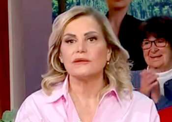 ''Da ieri ho mezza faccia bloccata'': Simona Ventura appare in tv con una paralisi facciale, ecco di che si tratta e se il danno è permanente