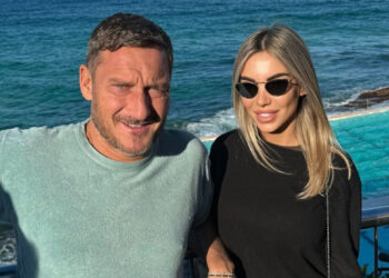 Francesco Totti e Noemi Bocchi volano letteralmente dall’altra parte del mondo per il ponte del 25 aprile: ecco dove sono