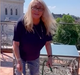 Mara Venier alle prese con le pulizie del suo terrazzo romano