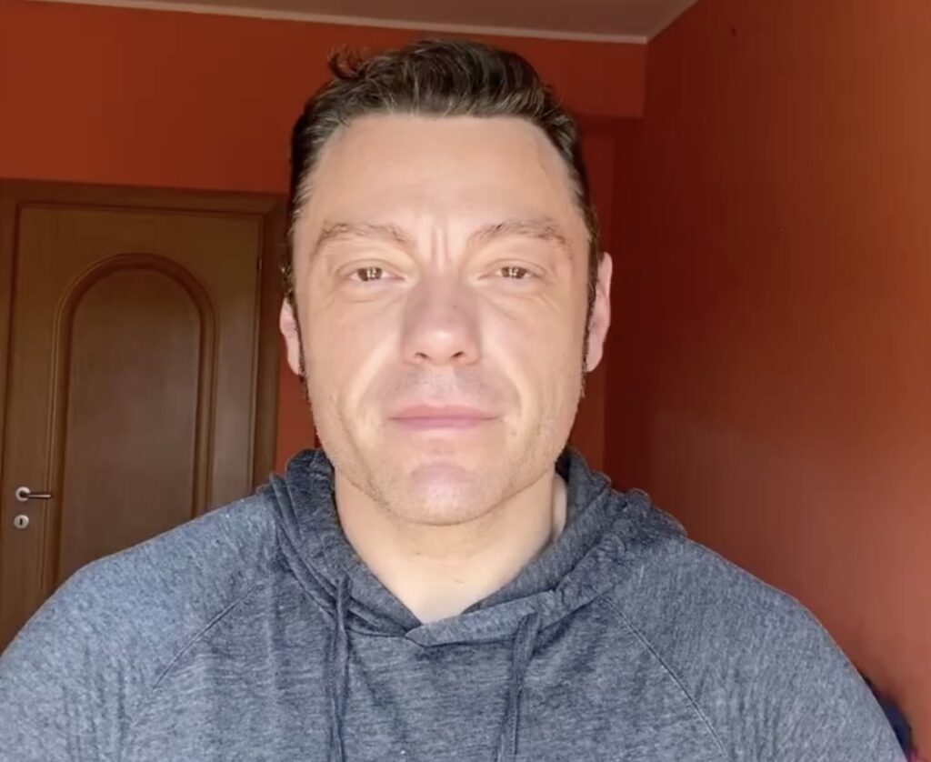 Il cantante 44enne ha risposto via social media alle...