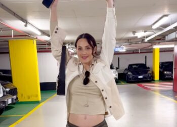 Rosalinda Cannavò mostra il pancino che cresce ed esce dai pantaloni