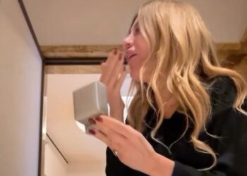 Paola Caruso annuncia di essere fidanzata e mostra l'anello favoloso