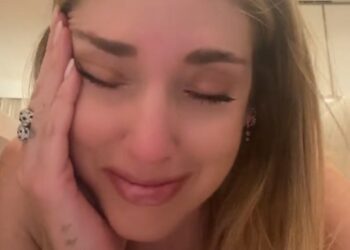Chiara Ferragni in lacrime mentre guarda video di coppie innamorate sui social