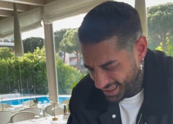 Francesco Chiofalo si mostra per la prima volta dopo l'operazione di cambio colore occhi