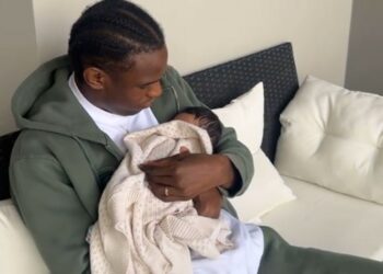 I primi giorni da papà di Enock Barwuah, il fratello di Mario Balotelli