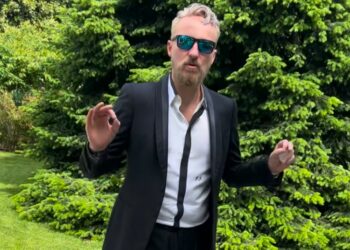 Francesco Facchinetti ha deciso di cambiare look: addio tute, adesso si veste così...