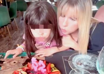 Laura Freddi compie 52 anni e spegne le candeline sulla torta che le porta la figlia Ginevra