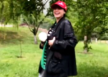 Kasia Smutniak mostra la sua vita 'contadina' con le galline