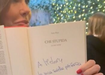 Ilary Blasi regala il suo libro alle sorelle Melory e Silvia con tanto di dedica 'speciale'...