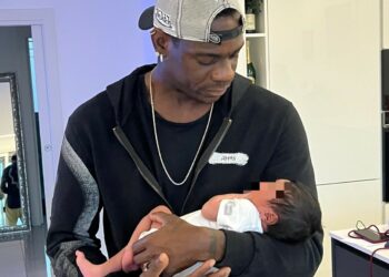 ''E’ arrivato lo zio che lo vizierà'': il tenero scatto di Mario Balotelli col nipotino neonato