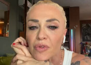 ''Non conosco nessuno che non abbia tradito o non sia stato tradito, me compresa'': Paola Barale parla di relazioni e fa una rivelazione spiazzante