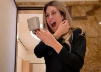 ''Le cose belle arrivano all'improvviso'': Paola Caruso mostra la sua gioia mentre scarta l'anello di fidanzamento'' ricevuto dal compagno