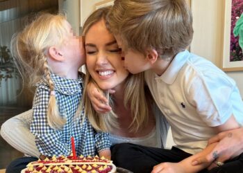 Chiara Ferragni compie 37 anni: la tenera foto con i due figli davanti alla torta