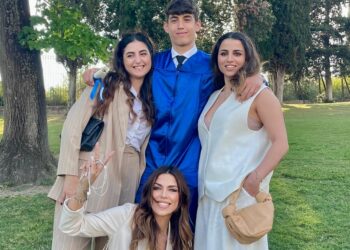 Francesco Daniele, figlio di Pino, si diploma alla scuola internazionale di Roma: festa con le sorelle Sara e Sofia e mamma Fabiola Sciabbarrasi