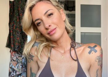 ''Sogno di togliere tutti i tatuaggi, fa un male cane e costa un botto'': Ema Stokholma fa un annuncio e sorprende tutti