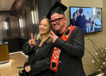 Gigi D'Alessio ritira la laurea insieme alla compagna Denise incinta del loro secondo figlio: guarda