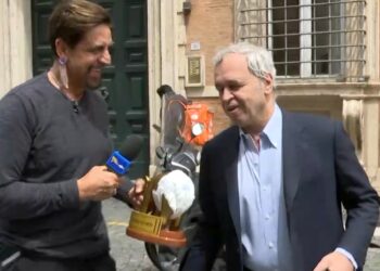 ''Quell'optional è più adatto ad altri'': Enrico Mentana rifiuta il Tapiro d'Oro col pannolone dopo lo scontro con la Gruber
