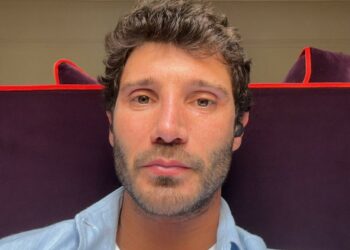 Stefano De Martino chiarisce se è single oppure no e spiega la sua nuova visione sui tatuaggi: le nuove risposte social