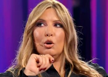 ''Col macchinone e la ragazzetta di vent’anni Fedez sta facendo la figura dello sfigato'': Selvaggia Lucarelli affonda sul rapper in tv