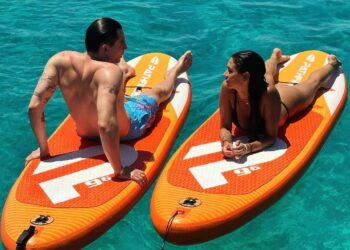 Tra Melissa Satta e Carlo Beretta baci al tramonto in Grecia: ecco le prime foto romantiche di coppia sul social